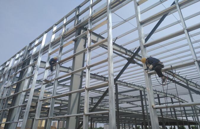 江淮二期整车项目钢结构首吊顺利完成 项目进入全面快速施工阶段